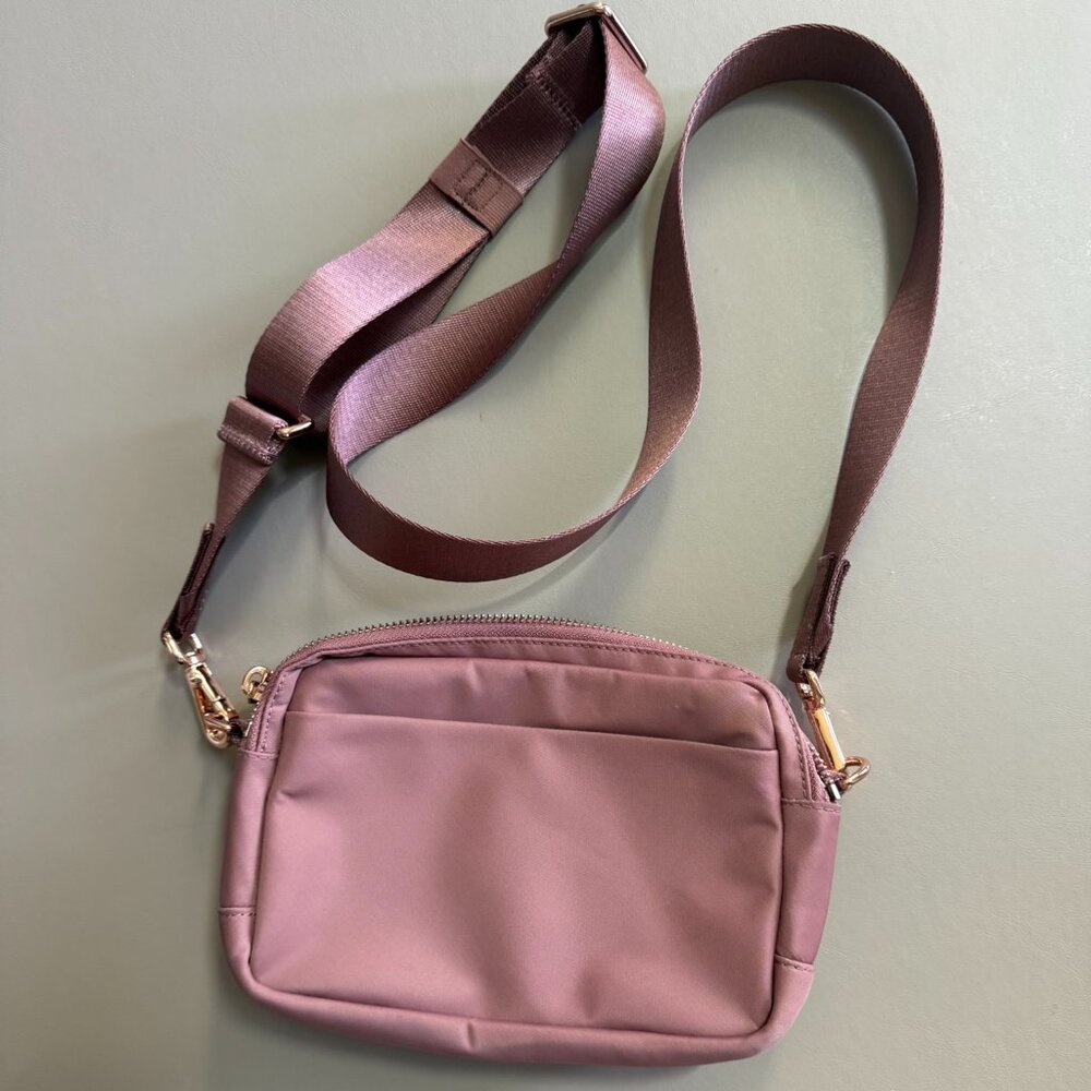 Lululemon Everywhere Crossbody Bag 2L Metal Hardware - Picture 4 of 4